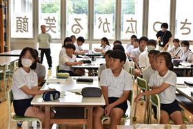 学芸員の話に夢中の児童たち