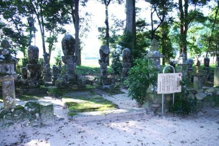 東向寺歴代住職の墓の画像