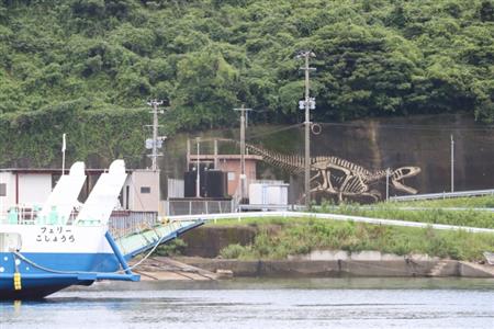 御所浦港越しに