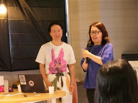 「レンタル・ファミリーのHIKARI監督と小泉朋プロデューサー