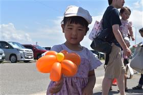 バルーンアートをもらう子ども