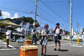 シャボン玉楽しむ