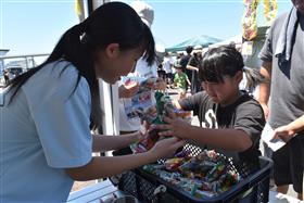 お菓子のつかみ取りに挑戦