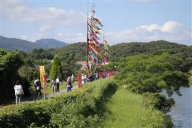 「伝統をつなぐ夏。虫追い旗行列にて」