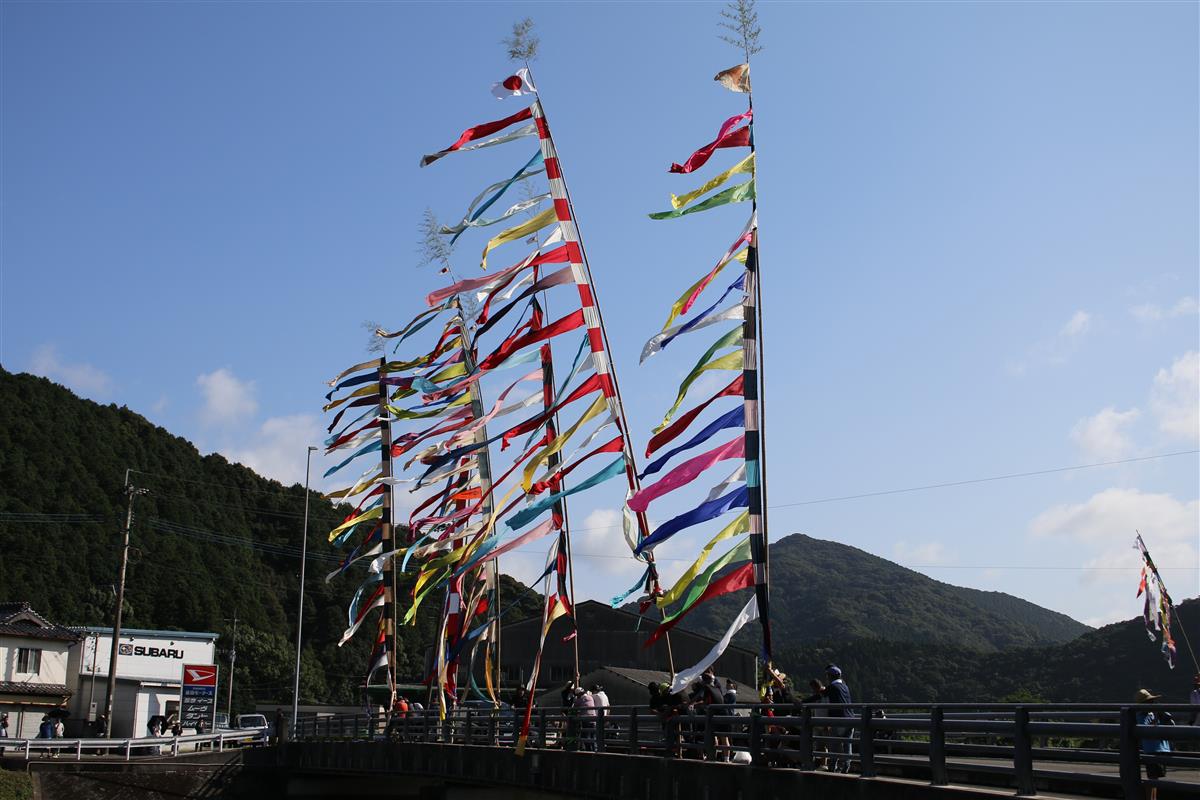 夏の風を切り裂く大きな旗の画像