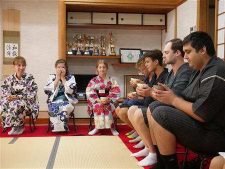 お茶を楽しむ学生たち