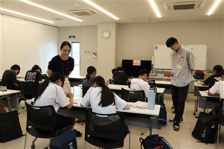 大学生が中学生の学習をサポート