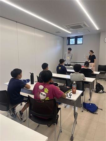 大学生が小学生の学習をサポート