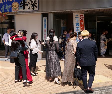 友人たちとの再会に喜ぶ対象者