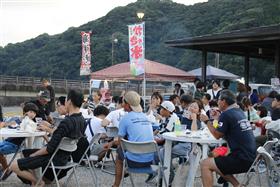 (6)ワイワイにぎわうテーブル席