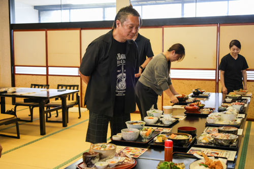 どの料理を試食しようかな