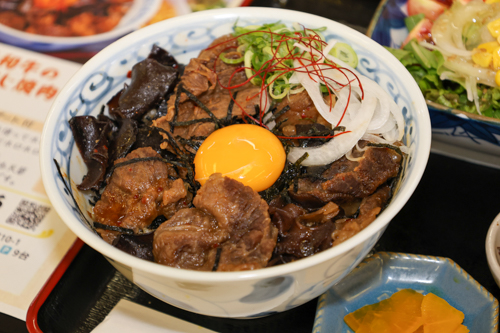 天草黒毛和牛と天草産きくらげを使った焼肉丼