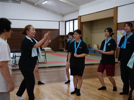 ハイヤ保存会による踊りの指導