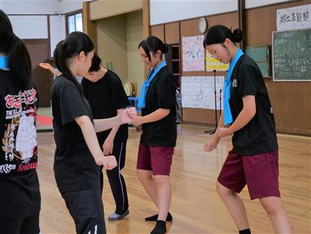 生徒同士で教えあう姿も