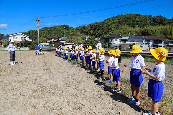 まずは種のまき方を教えてもらう