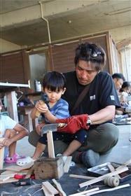 親子で薪割りに挑戦するようす