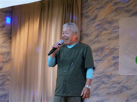笑顔で歌を歌う地域住民