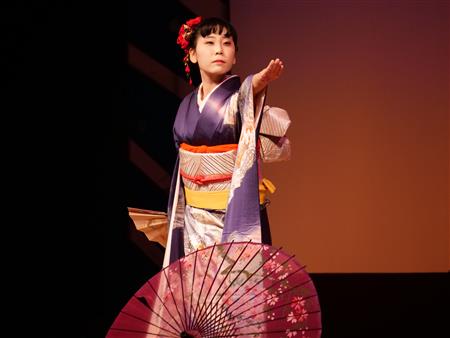 母の着物を着て初舞台で堂々と舞踊を披露