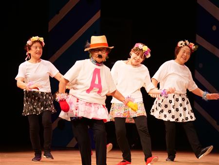 仲間と一緒に衣装を着て、楽しくダンス♪