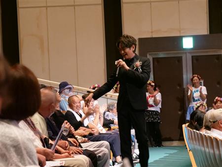 観客席後方も楽しませるゲストたち