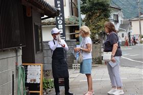 地元のお店に興味深々