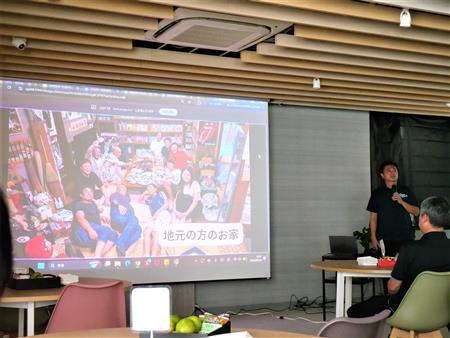 地元の方との交流を楽しむ遊学生のようす