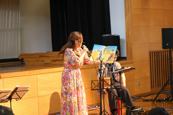 楽器の演奏に合わせた絵本の読み聞かせ
