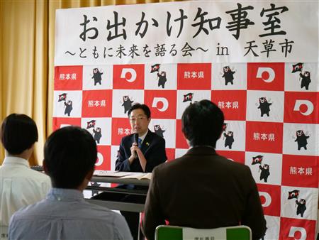 住民からの意見や提案に耳を傾け、回答をする木村知事