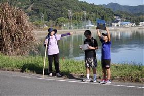 宗徒様の説明をしているようす