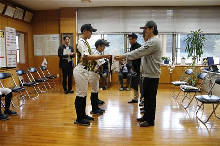 感謝の思いとともにユニホーム贈呈