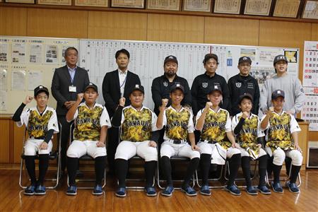 感謝を込めて、河浦同志會が河浦中学校野球部へユニフォーム寄贈の画像