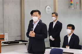 瀬戸市へ陶板協定書贈呈3
