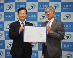 左から市長、髙山代表