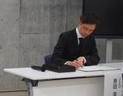 署名する原田代表