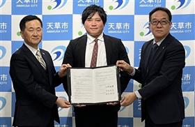 左から馬場市長、長瀬代表、野中産業振興局長