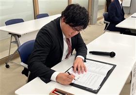署名する長瀬代表