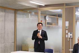 寄附への思いを述べる松尾社長